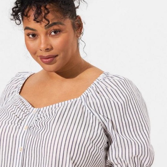 Torrid Seersucker Button Front Crop Top - Picture 3 of 3